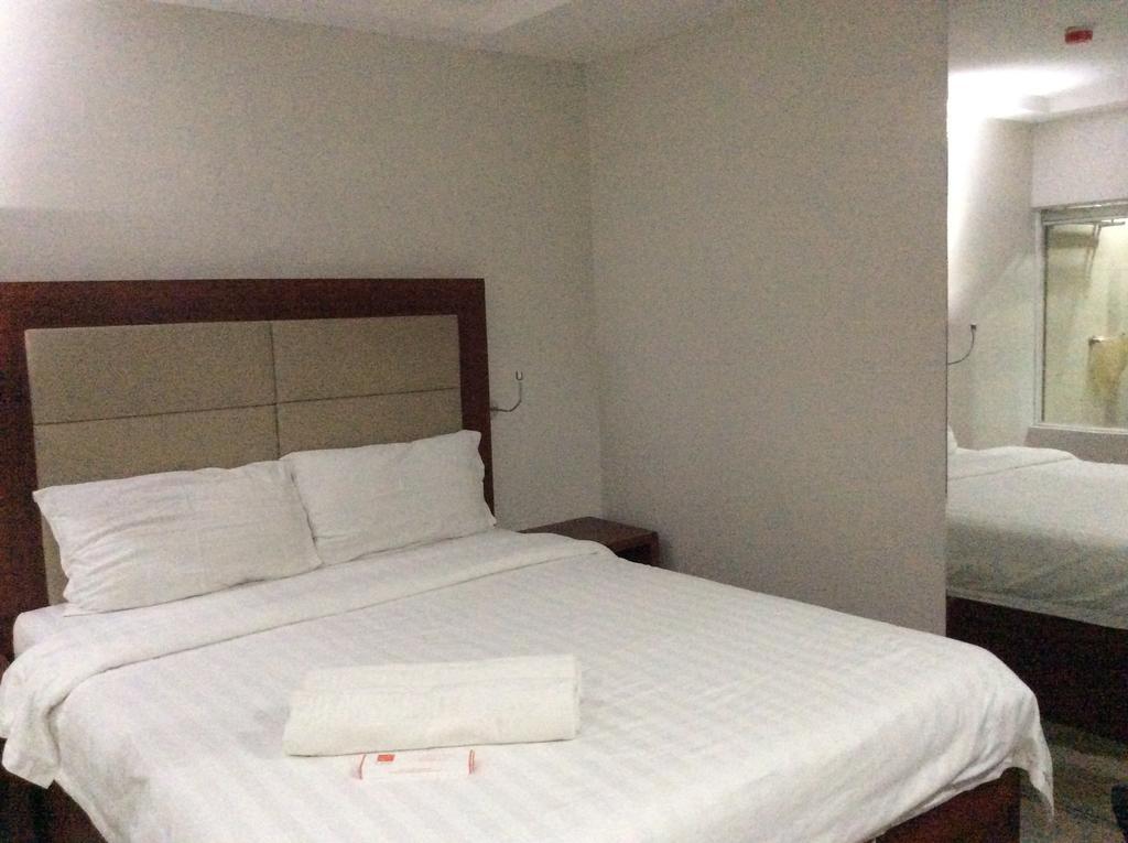 Cherry Midtown Hotel Олонгапо Стая снимка