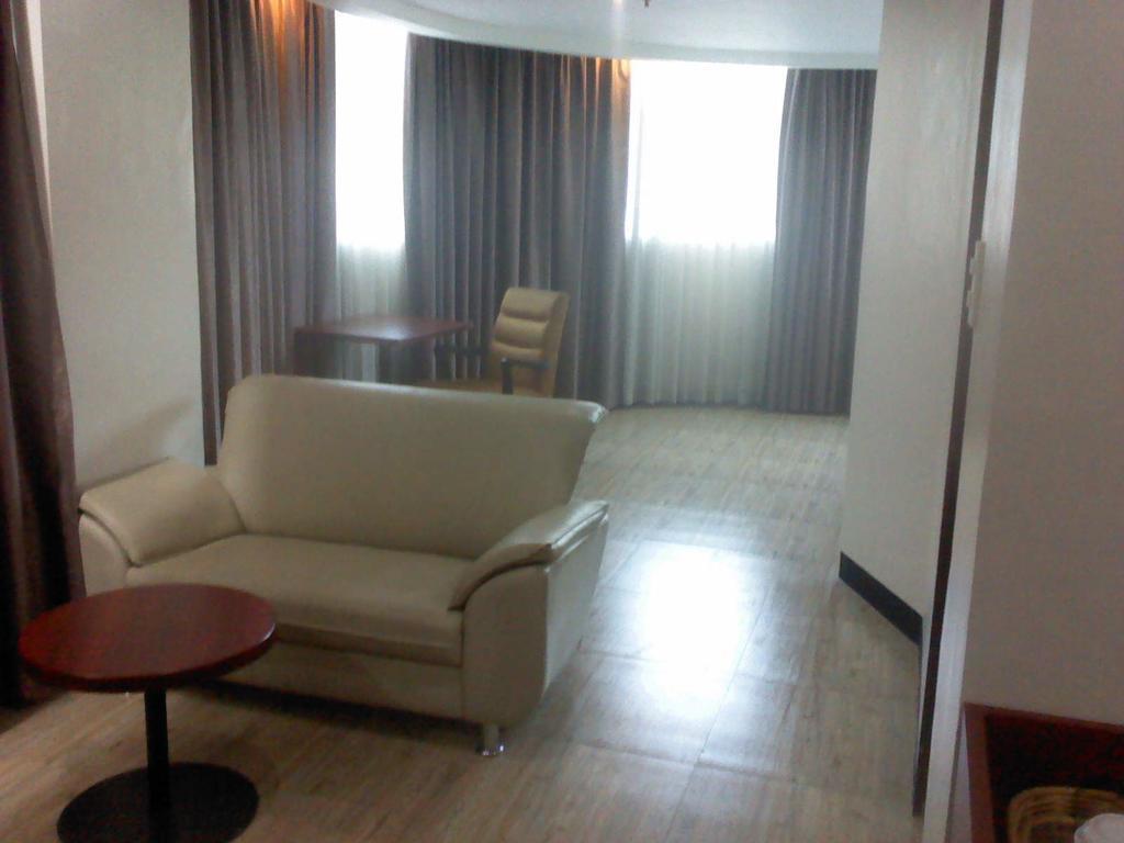 Cherry Midtown Hotel Олонгапо Стая снимка