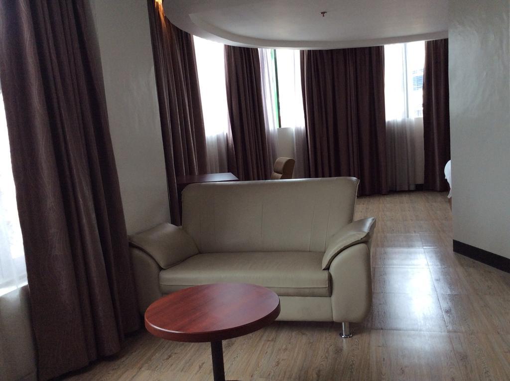 Cherry Midtown Hotel Олонгапо Стая снимка